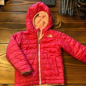 North face. Pink. Reversible fleece lined winter coat. Good condition. 3T/4T